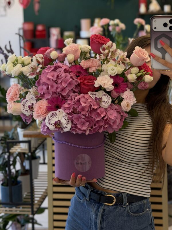 Aranjament floral luxury cu hortensii mov, orhidee Phalaenopsis și trandafiri premium, realizat într-o cutie mov elegantă.