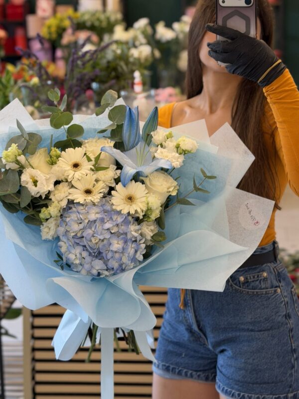 Buchet premium cu hortensie albastră, crin albastru, trandafiri albi și gerbera albă, realizat în florăria Fir de Rai Brașov