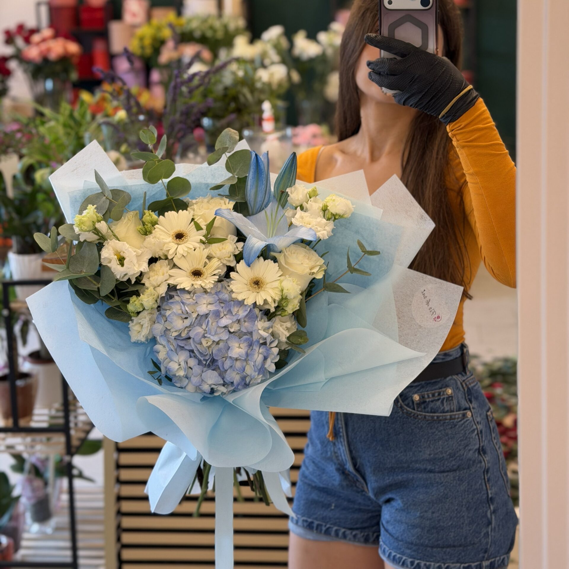 Buchet premium cu hortensie albastră, crin albastru, trandafiri albi și gerbera albă, realizat în florăria Fir de Rai Brașov
