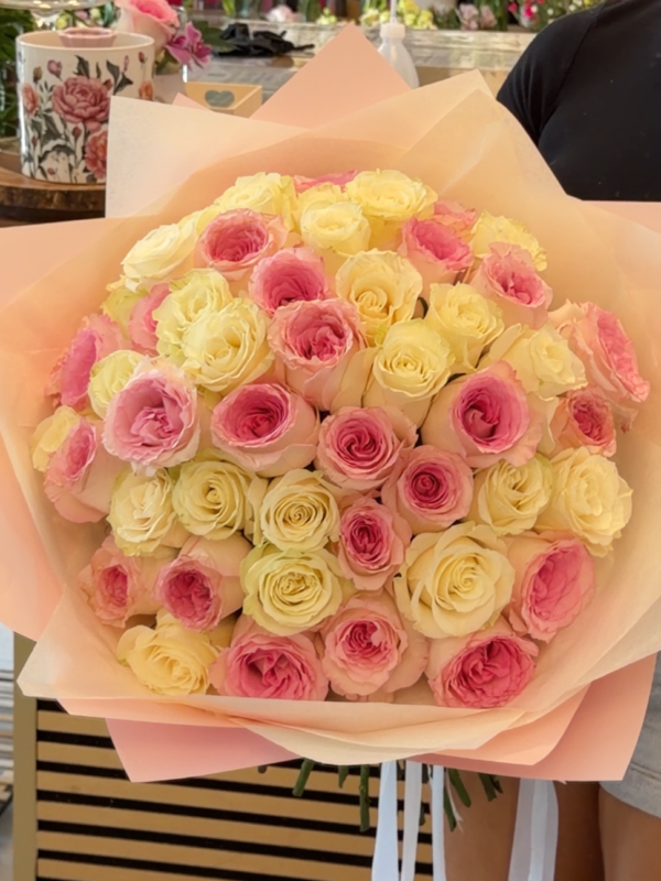 Buchet XXL cu trandafiri premium roz și crem, ambalat elegant în hârtie nude, realizat în Brașov.