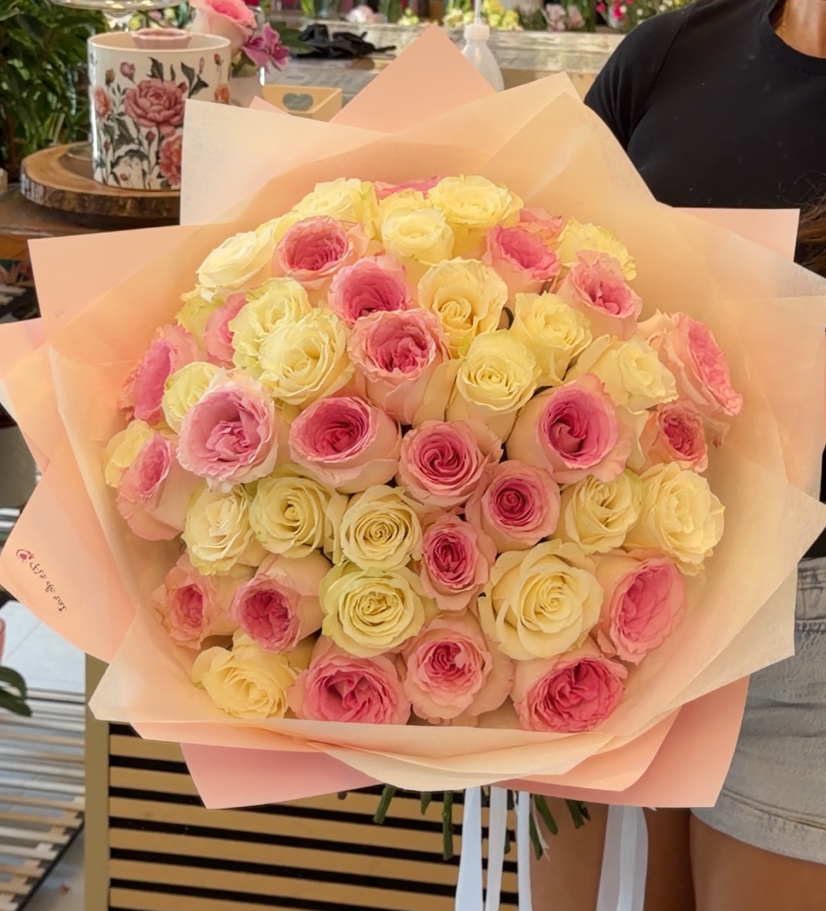 Buchet XXL cu trandafiri premium roz și crem, ambalat elegant în hârtie nude, realizat în Brașov.
