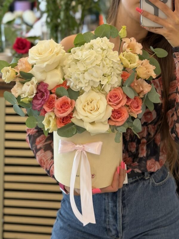 Aranjament floral premium cu hortensie albă, trandafiri crem și miniroze peach, realizat într-o cutie elegantă crem.