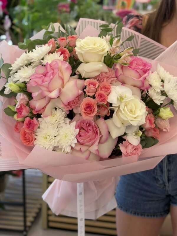 Buchet premium cu trandafiri roz-crem, miniroze coral, orhidee Phalaenopsis albă și crizanteme albe, ambalat elegant în roz pastel.