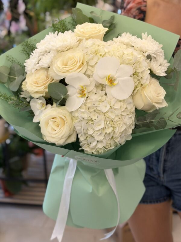 Buchet premium alb cu hortensie, trandafiri, orhidee Phalaenopsis și crizanteme albe, ambalat elegant în verde salvie.