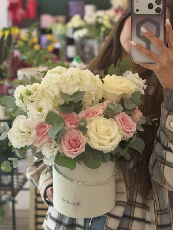 Aranjament floral premium cu hortensie albă, trandafiri ivoire și trandafiri roz pastel, realizat într-o cutie elegantă crem.