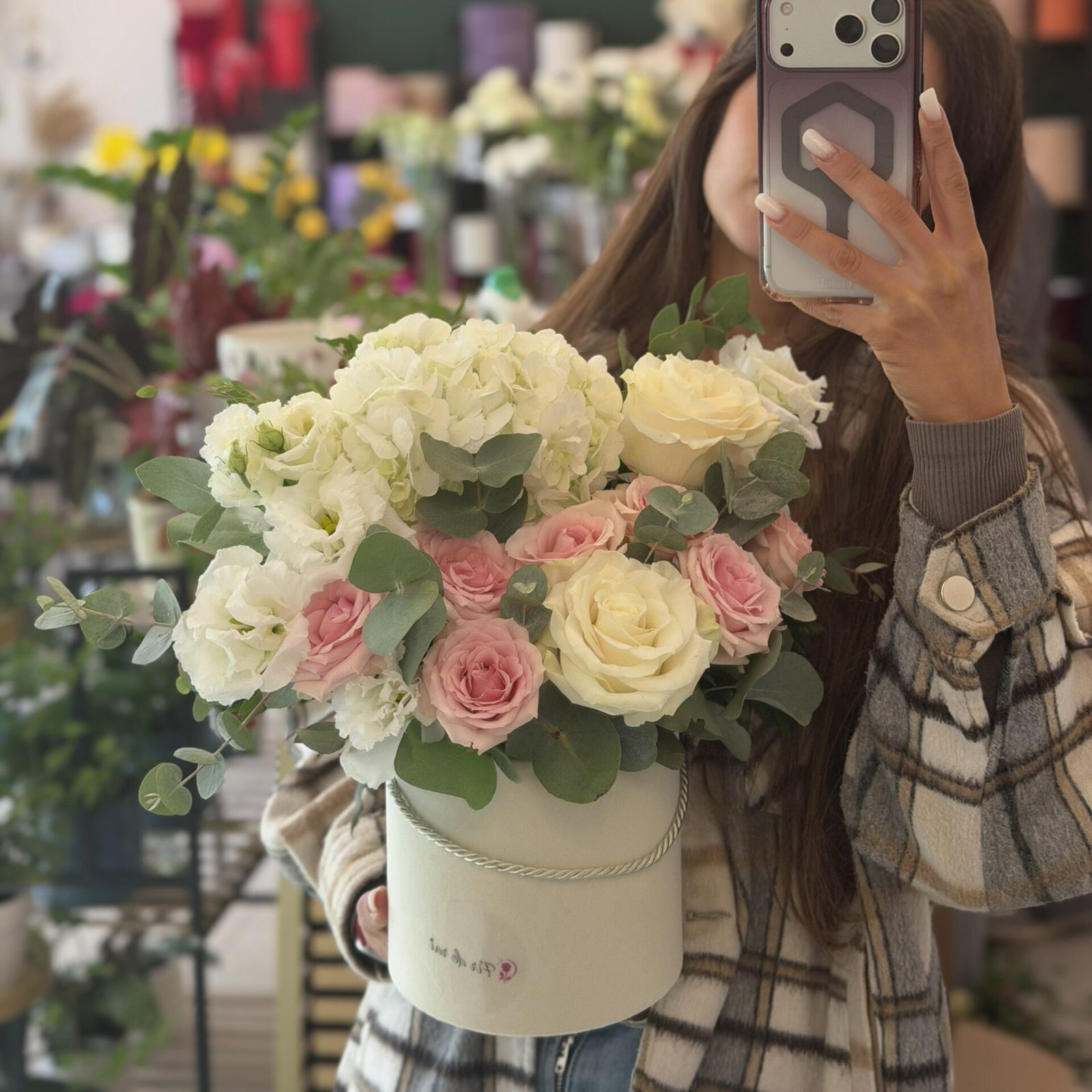 Aranjament floral premium cu hortensie albă, trandafiri ivoire și trandafiri roz pastel, realizat într-o cutie elegantă crem.