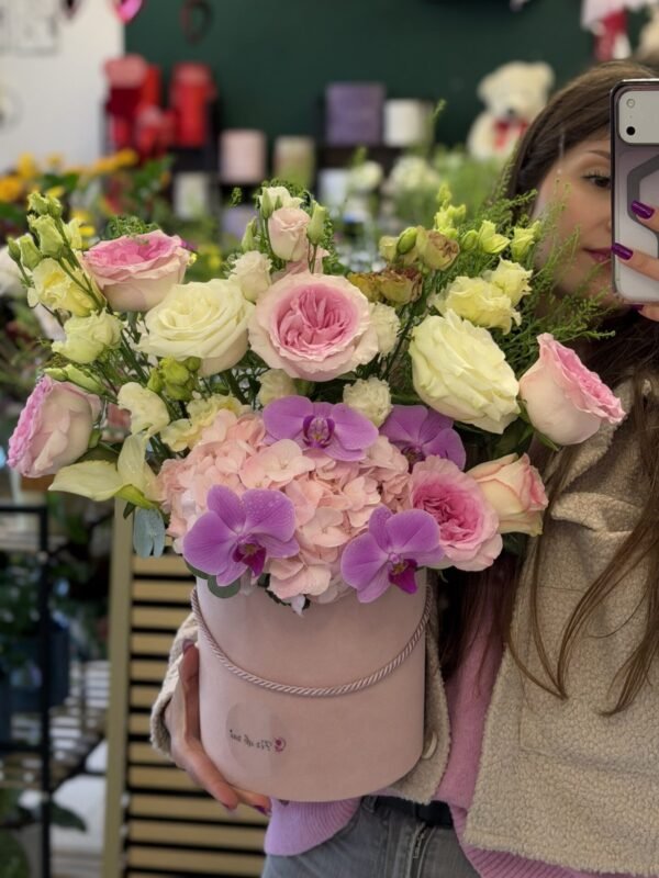 Aranjament floral premium cu hortensie roz, orhidee Phalaenopsis mov și trandafiri alb-crem și roz, realizat într-o cutie elegantă.